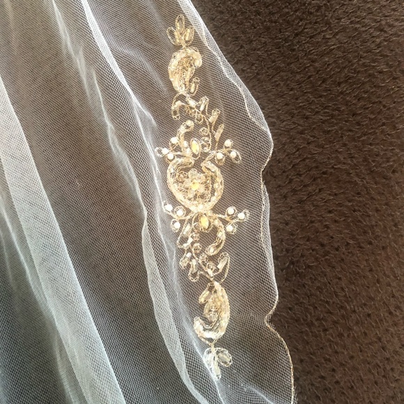 Embroidered mid-length veil.